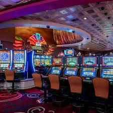 Người dùng Việt Nam chơi slot online trên điện thoại di động qua v8win